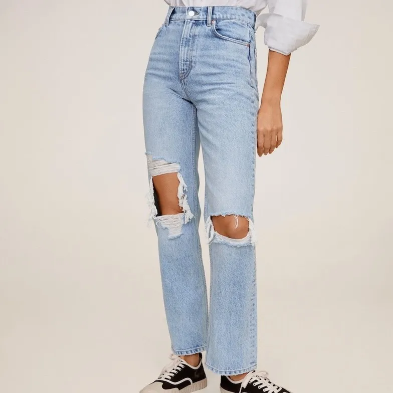 Snygga jeans från mango. Säljer pga kommer ej till användning. Köp direkt för 670+frakt 💗 Storlek 34 😇. Jeans & Byxor.