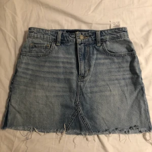 denim kjol, Hollister  - 160 (bud), mycket bra skick, används två gånger, storlek w26 (S), frakt +25kr 