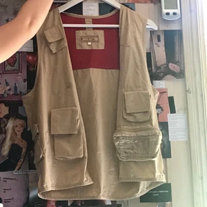 fiskeväst - tuff fiskarväst som jag älskar att ha över inprincip vilken putfit som helst, storlek m men sitter snyggt oversized på dom flesta