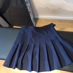 marinblå tennisskirt - jättesöt kjol i strl XS i bra skick! möts upp i sthlm