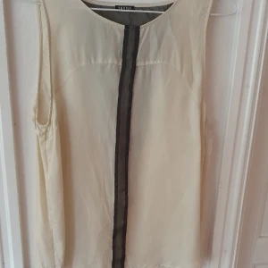 Vitt linne med spets - Vitt linne med svarta spetsdetaljer från 2NDDAY. Aldrig använt själv men köpt second hand ⭐ Storlek står ej, men runt S-M ⭐ Fint skick! Säljs då det inte används. Kontakta vid frågor/intresse 💜 frakt inräknad