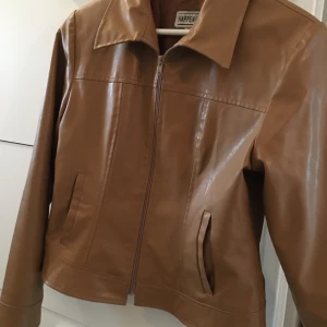 Läderjacka - Köpte denna fina jacka här på Plick men den är tyvärr lite för stor. Finns i Stockholm, Söderort. Köparen står för frakt.