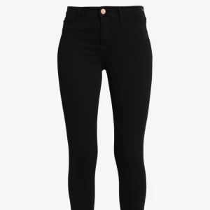 River island jeans  - Sitter som en smäck, väldigt stretchiga. Väl använda men jättebra skick.  Säljs pga för små. Köptes för 400 kr