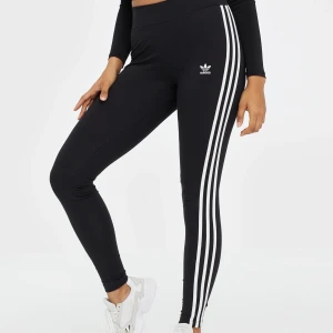 Adidas tights  - Använda två gånger men fortfarande i mycket fint skick, kan fota tightsen om så önskas. Stl 34 motsvarande xs. Nypris 300kr