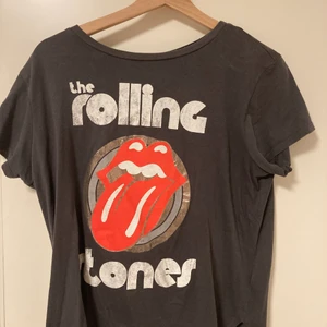 T-shirt - T-shirt med Rolling Stones tryck, helt oanvänd. Frakt tillkommer, skriv vid frågor eller annat🥰