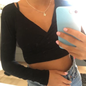 Svart topp - Så fin magtröja som går omlott. Storlek 134-140 men är som xs! 💜 Knappt använd! Väldigt skönt material.🤩