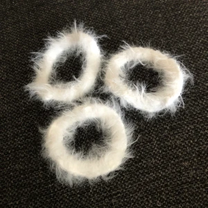 Lyxig handgjorda Scrunchies - Dessa lyxiga snoddar har jag knåpat ihop. Vita fluffiga scrunchies och mycket skonsamma för håret. Nu har jag massor och tänker att någon av er kanske vill köpa dem, så jag kan göra fler 😉 Frakt 11:- tillkommer.