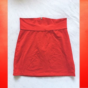 Orange Tubkjol - Strl S - En vibrant, orange tubkjol från Gina Tricot i storlek S (men funkar även för M då materialet är stretch). Har en cirka 20cm lång dragkedja i silver på baksidan (mitten). 