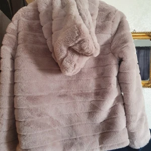 Puff jacka - Fluffig jacka från zalando, storlek S passar bra. Beige . 