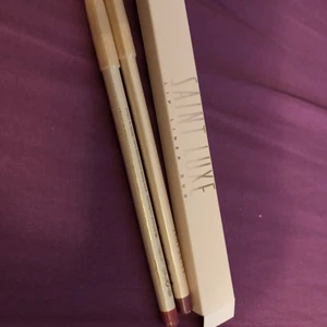 Läpp pennor - Det är två stycken jätte fina läpppennor. ALDRIG andvända. Fick dom i present men sminkar mig inte. Det är två jätte fina rosa färger en lite ljusare och en lite mörkare. Ny pris ca 400 mitt pris 150 + frakt. Tveka it om ni vill ha mer bilder elr något!💓💓