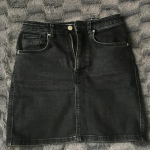 Jeans kjol - Svart vintage färgad rak jeanskjol från zara. Storlek S. Använt väldigt lite