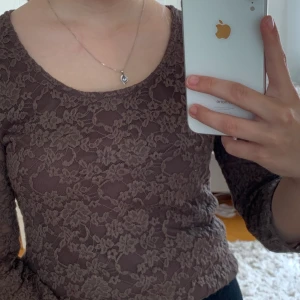 Tröja i storlek S - Tröja ifrån New yorker. Nypriset var 200 kr och kostar nu 75 kr. Kan mötas upp eller skicka.