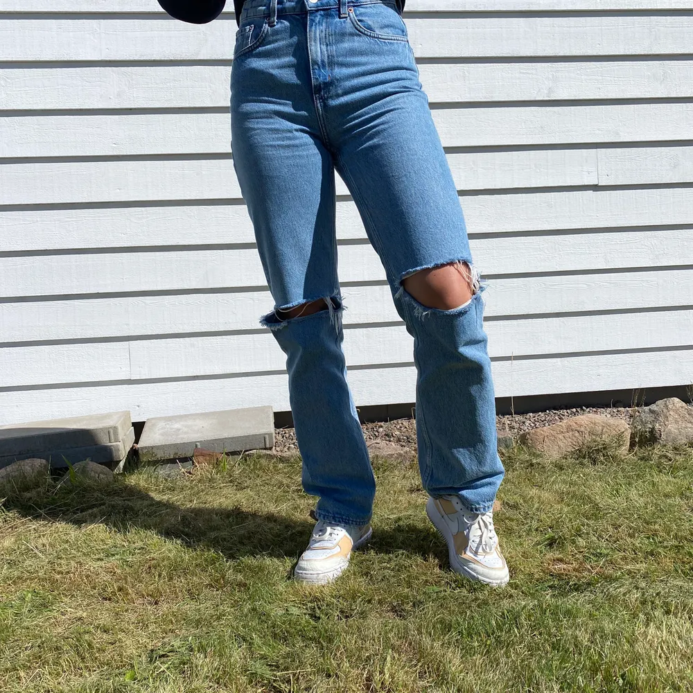 Jeans från weekday som jag klippt hål i själv, storlek W26 L32. Jeans & Byxor.