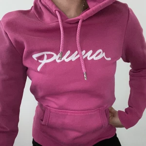 Puma Hoodie - Använd mindre än 10 gånger, Väldigt bra skick. Säljer då den aldrig kommer till användning. Nypris: okänt