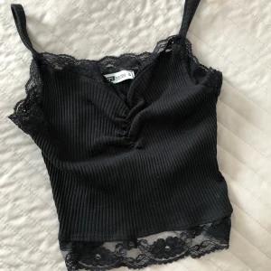 Svart topp i strl S - 50kr + frakt eller bud! 🌸
