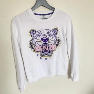 Kenzo collage tröja xs - Använd 4gånger Max då den är för liten tyvärr så den är som nyskick! Storlek XS och ny pris är 2299kr.