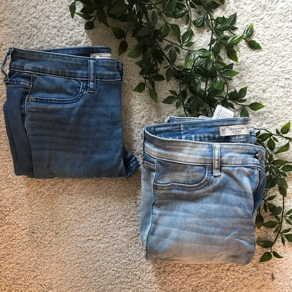 Säljer dessa Abercrombie and Fitch jeans billigt! Ett billigare pris kan diskuteras om både jeans köps <3 🥰. Jeans & Byxor.