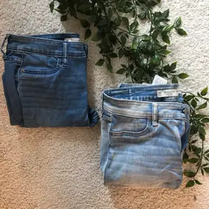 Säljer dessa Abercrombie and Fitch jeans billigt! Ett billigare pris kan diskuteras om både jeans köps <3 🥰