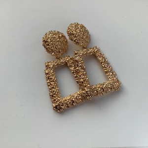 Guldiga örhängen - Snygga örhängen som skiner. De är endast testade. Obs att de är ganska tunga på öronen. 🤩