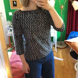 Marimekko-tröja strl M  - Trekvartsärmad mönstrad tröja från Marimekko med en snäv båtformat urringning 🌻 Strl M, kan mötas eller leverera