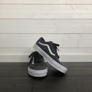 Mocka Vans  - Super stilrena mocks vans i mörkgrått. Använda en gång.  Priset går att diskutera.