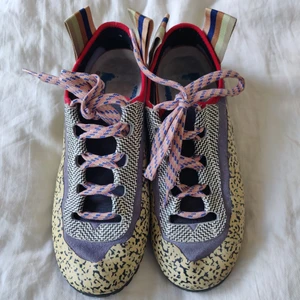 Acne skor strl 38 - Skor från Acne, väldigt måttligt använda. Sköna och söta, ser ut som typ bowlingskor eller godisbitar