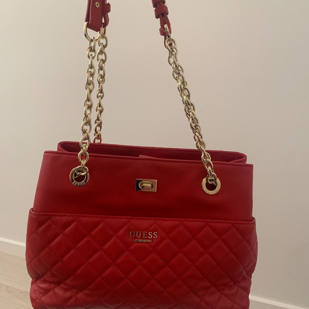 Röd Guess väska med guldiga detaljer. köptes för 1200 i Guess butik i Norge. Använd en gång . Väskor.