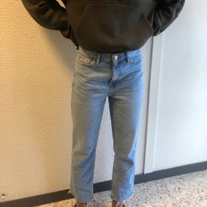 Blåa baggy jeans - Skit snygga! Aldrig använda, man kan ha dem som high och low waist om man drar upp dem. Trendiga atm! Frakt tillkommer 💞