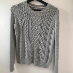 Kabelstickad tröja! - En grå kabelstickad tröja, köpare står för frakt!