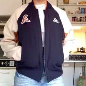 Adidas kofta - Adidas kofta som är köpt på second hand. Möts i Stockholm annars betalar köparen frakt (den har ett litet hål på sidan) 