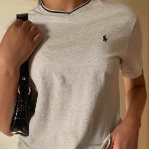  - Säljer fin t-shirt från Ralph Lauren helt oanvänd köpt i usa för 350 , köparen betalar frakt 💕💕🦋