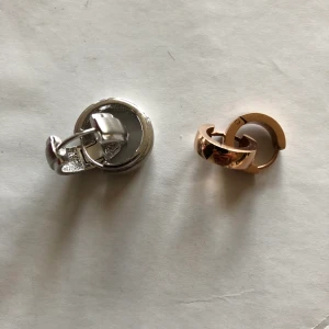Helt nya örhängen - Nya örhängen, endast testade. Ett par ”silverfärgade” och ett par ”rosefärgade”