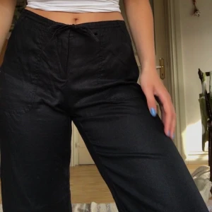 Perfekta linnebyxorna! - Skitsnygga linnebyxor (100% linne)! Har en gullig broderad blomma på ena fickan också☺️❤️ I strl 36-38 och sitter perfekt på mig som brukar ha 38. Jag är ca 171 cm och de blir nog aningen korta om man är längre än mig. FRI FRAKT :)