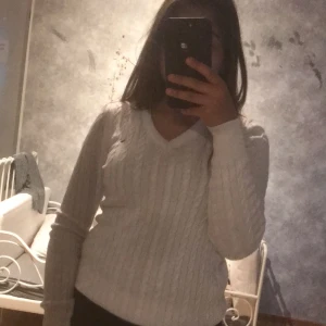 stickad tommy hilfiger - Vit stickad tommy hilfiger tröja Den är i storleken M men den passar perfekt på mig som vanligtvis har xs/s är inte säker om den  är äkta eller inte den är i bra skick köparen står för frakten:) 