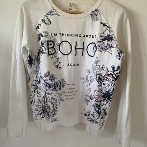 Collegetröja i storlek S - Mönstrad och ljus. Passar till mycket! 