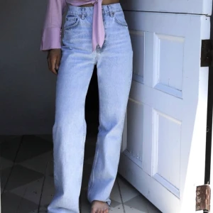 ZARA jeans - Säljer dessa helt oanvända (m lappen kvar) långa superfina zara-jeans som är slutsålda på hemsidan vid bra bud! Ledande bud: 470