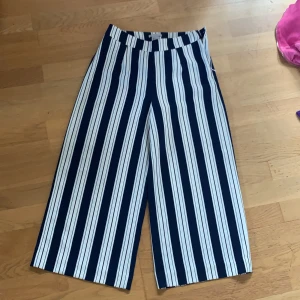 Randiga kostymbyxor - Jätte snygga randiga kostymbyxor från hm men har inte fått så mycket användning av dom så dom är Använda bara ett par gånger 