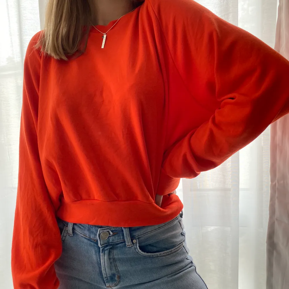 En orange sweatshirt från bikbok. Inte särskilt tjock men väldigt mjuk.. Hoodies.
