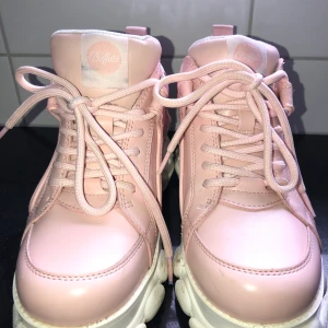 Buffalo sneakers strl 39/24,5cm - Snygga sneakers från Buffalo. Använda vid ett fåtal tillfällen. Frakt betalas av köparen. 