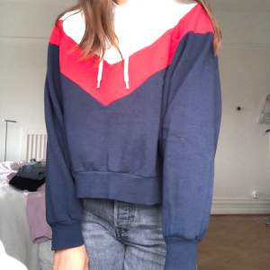 Supermysig hoodie från Monki (flis på insidan!!)🌸🌸 färgerna är röd, vit och mörkblå:) nyskick, frakt tillkommer 