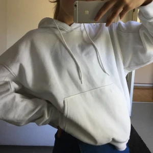 Vit hoodie weekday - Säljer denna vita hoodien från weekday som är näst intill oanvänd, ser som ny ut. Storlek S men det är en boxig oversized modell. (Nypris, 350kr)