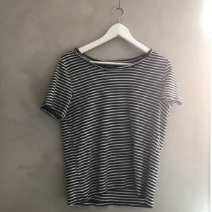 Perfekt oversize tröja - Säljer denna perfekta oversize tröjan i storlek S men som passar alla från XS-M (jag på bilden har M). Bra skick men använt en hel del. 