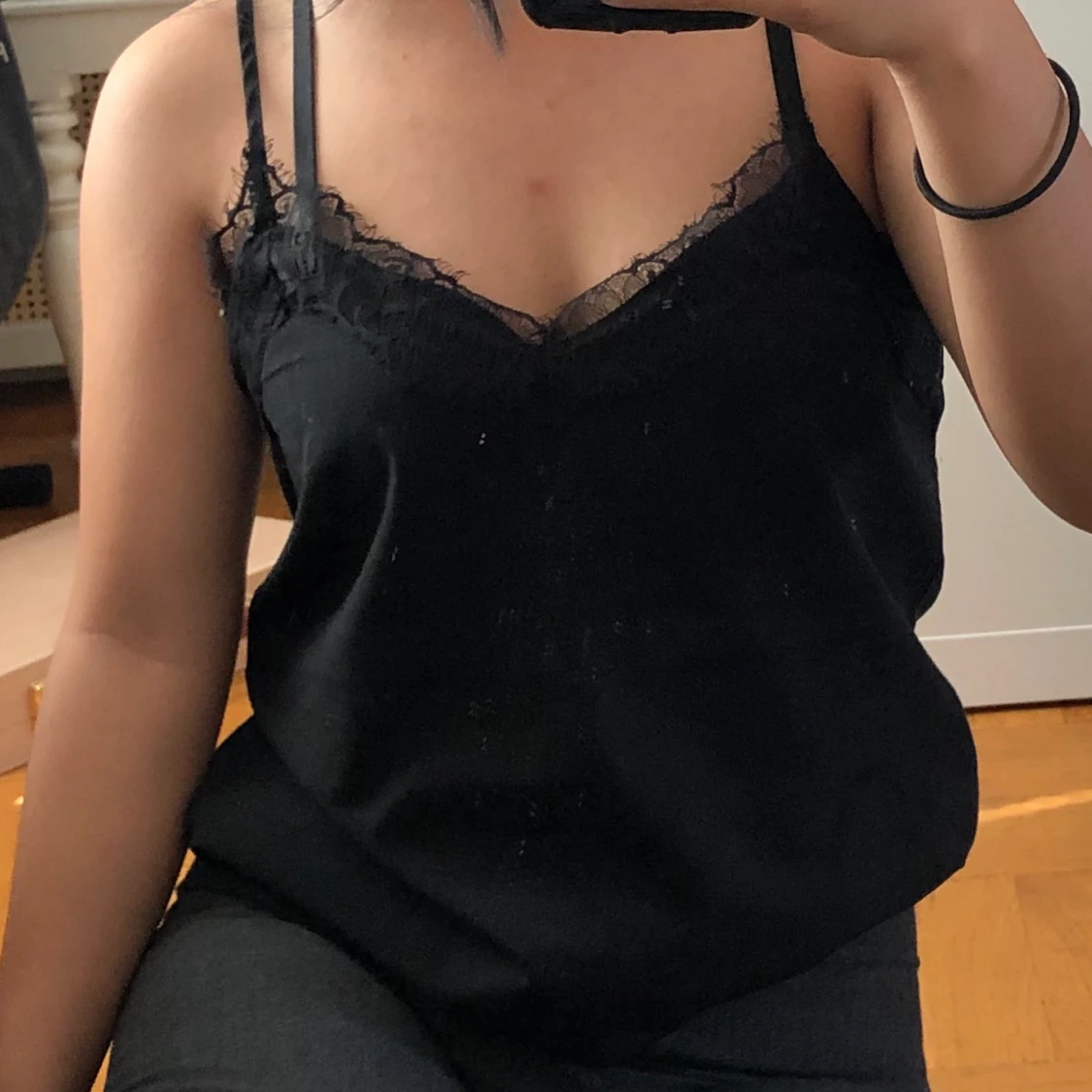 Svart linne med spetskant