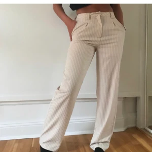 Kostymbyxor  - NYPRIS 499kr!! Sjuktsnygga kostymbyxor köpta här på plick (förra säljarens bilder). Säljer då det var för stora för mig🥺. Använda 4 ggr av förra ägaren, endast testade av mig! Frakt på 63kr. MÅNGA INTRESSERADE, BUDA PÅ (högsta bud på 340kr + frakt)