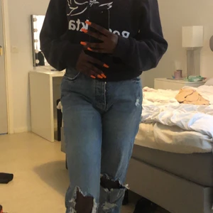 Raka jeans😍 - Super snygga blå jeans💕 de är storlek 38 men passar även en 36💕skriv om ni är intresserade!💕