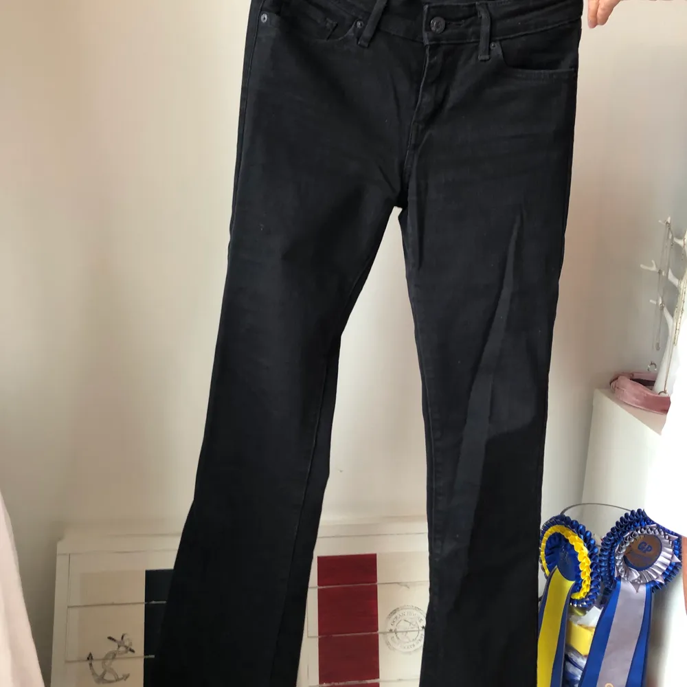 Svarta bootcut jeans från Levi’s i modellen 715 bootcut. Storlek W26 L32. Jeans & Byxor.