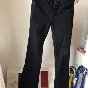 Svarta bootcut jeans från Levi’s i modellen 715 bootcut. Storlek W26 L32