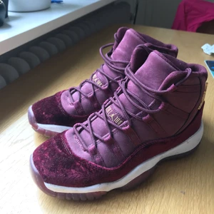 Jordan 11 Velvet - Säljer mina Air Jordan 11 GG Heiress Velvet i storlek 35,5 (UK 3)! Endast använda ett fåtal gånger så de är i riktigt bra skick! Färgen visas bäst på de första två bilderna. Priset är inklusive frakt, kan även mötas i Uppsala!🥰💓
