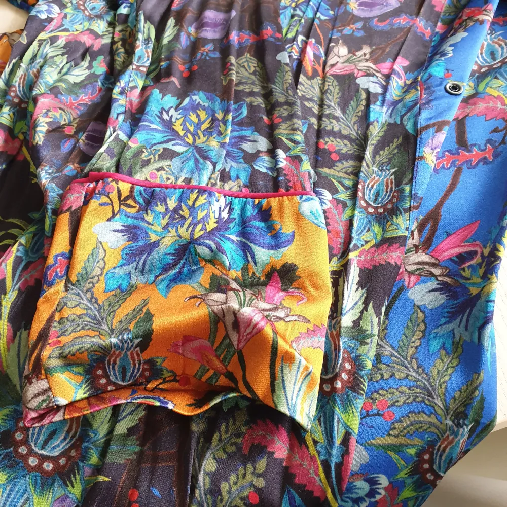 SLUTSÅLD kimono i världens finaste tyg och mönster 🌸🌼 Står storlek 42 i men mer som en 38/40. Nypris: 399kr . Övrigt.