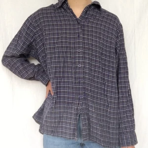   - Rutig oversized skjorta, frakt tillkommer på 45kr<3